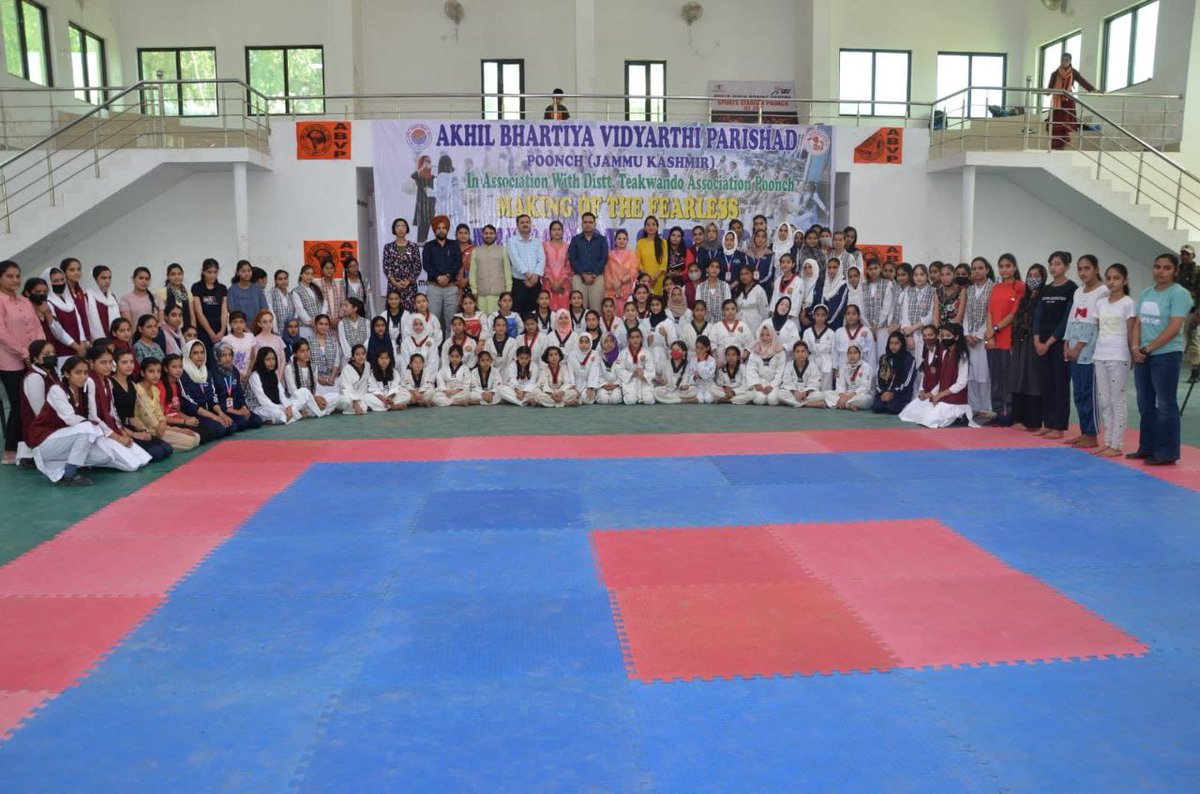 iTilakThakur's tweet photo. #MissionSAHASI
पाकिस्तान से सटे सीमांत जिला पूँछ में मेगा डेमोंस्ट्रेशन के सफल आयोजन हेतु ABVP Poonch इकाई को बधाई 💐
रोज रोजा रखने के बावजूद भी मुस्लिम छात्राओं द्वारा मिशन साहसी में सक्रिय भागीदारी हेतु उन्हे साधुवाद व उज्जवल भविष्य हेतु शुभकामनाएं💐
#makingofthefearless https://t.co/U9iuSIY4qD