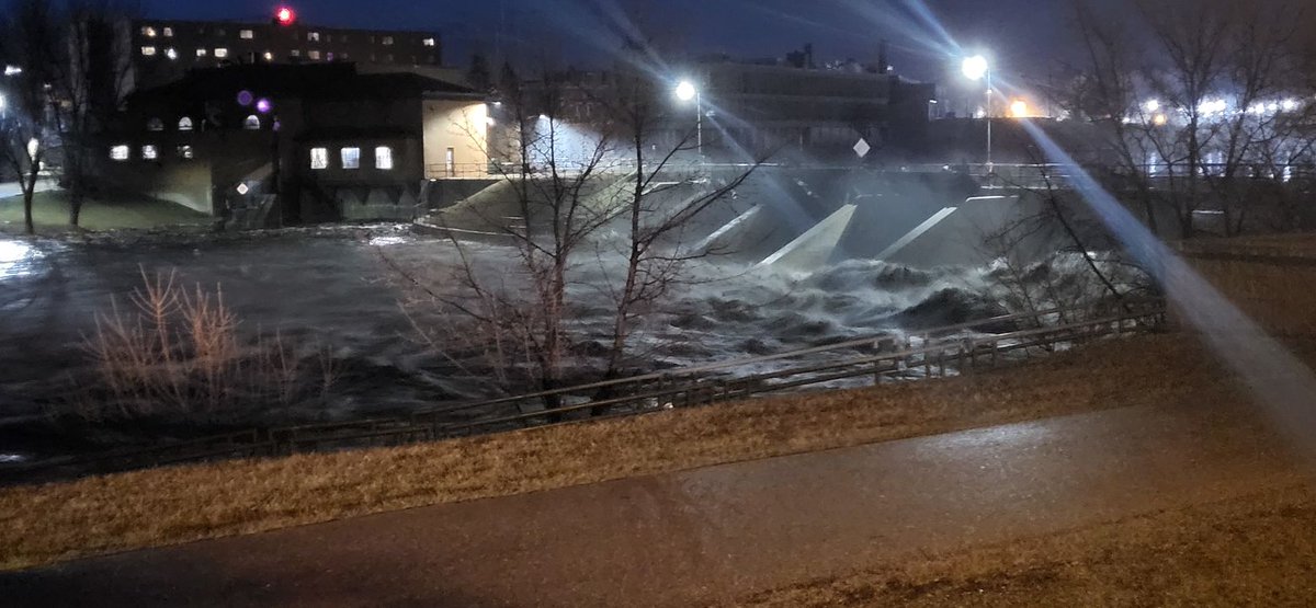 Water on the Move!
Thief River Falls Dam 
By Becca King
Thief River Falls, Minnesota 
Valley News Live US National Weather Service Grand Forks North Dakota
#VNLFirstAlert #mnwx #flooding https://t.co/hQOFdEmKCI