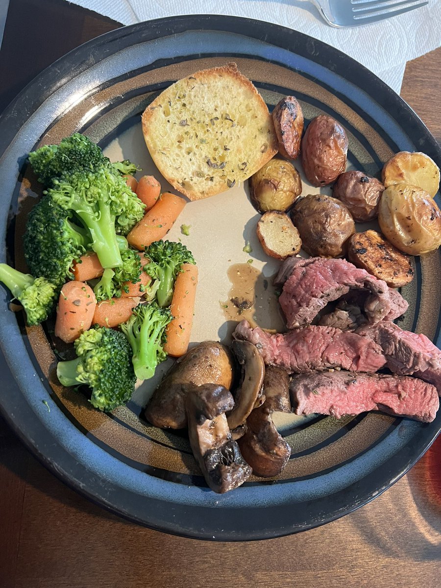 redmiller84's tweet photo. #Sundaydinner. Bacon wrapped filets, balsamic Bella’s, herb roasted potatoes, steamed broccoli, carrots and yeast rolls. #hahasfood. https://t.co/P3uG5LrNpg