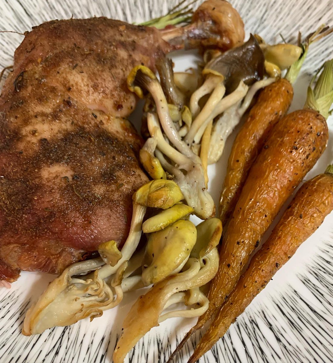 dallascarlson's tweet photo. Chicken, baby carrots, golden oyster mushrooms.
.
#homechef #cheflife #truecooks #nycchef #chefdallascarlson #killinitinthekitchen #makinmygrandmasproud https://t.co/13abTFvXfn