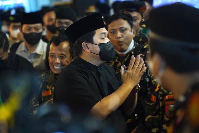 erickthohir's tweet photo. Semalam menghadiri Tasyakuran Harlah ke-88 @Official_Ansor 

Banyak sekali seragam baru utk Sahabat Banser. Acara semalam seru, podcast hingga bermain oculus. Ini membuktikan keluarga besar GP Ansor juga berdaptasi pada zaman. Kami hadir utk kesejahteraan umat di era disrupsi ini https://t.co/XIRhPgyNrd