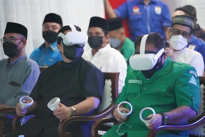 erickthohir's tweet photo. Semalam menghadiri Tasyakuran Harlah ke-88 @Official_Ansor 

Banyak sekali seragam baru utk Sahabat Banser. Acara semalam seru, podcast hingga bermain oculus. Ini membuktikan keluarga besar GP Ansor juga berdaptasi pada zaman. Kami hadir utk kesejahteraan umat di era disrupsi ini https://t.co/XIRhPgyNrd