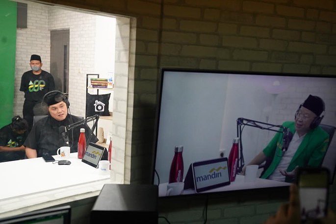 erickthohir's tweet photo. Semalam menghadiri Tasyakuran Harlah ke-88 @Official_Ansor 

Banyak sekali seragam baru utk Sahabat Banser. Acara semalam seru, podcast hingga bermain oculus. Ini membuktikan keluarga besar GP Ansor juga berdaptasi pada zaman. Kami hadir utk kesejahteraan umat di era disrupsi ini https://t.co/XIRhPgyNrd