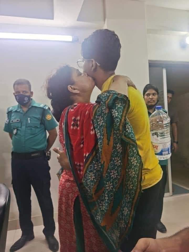 ManabendraDebBD's tweet photo. অভিবাদন রত্না আপা,আপনাদের মা-ছেলের এমন সাহস, এটাই আমাদের বাংলাদেশ। https://t.co/EWXGOrCbdk