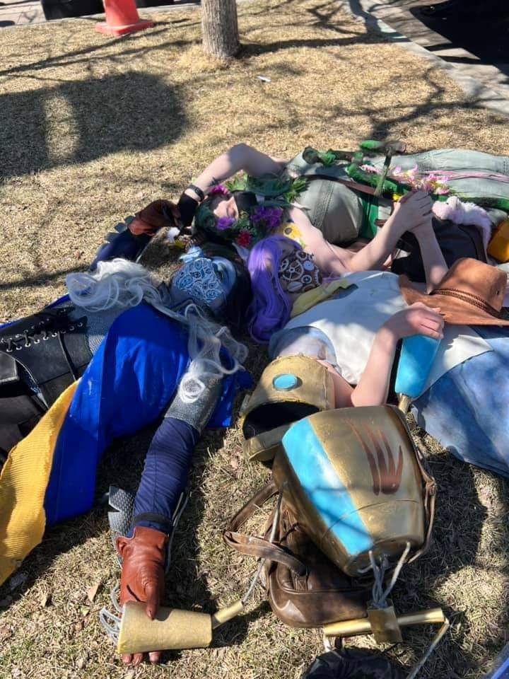 megan_einarson's tweet photo. Had a fun weekend at #calgaryexpo2022 but it's time to rest now #freshcutgrass #imogentemult #percyderolo #viktorarcane #CriticalRole #dorianstorm #fearnecalloway #trinket #VoxMachina #arcane #criticalrolecosplay https://t.co/LcfncEcFGI