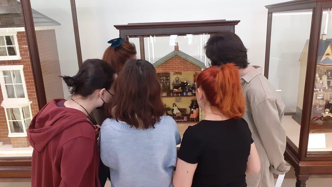 asbuedebiyat's tweet photo. 22.04.2022  tarihinde Edebiyat Öğrenci Topluluğu tarafından açılan Yaratıcı Yazarlık kursunda Müzede Yaratıcı Yazarlık etkinliği gerçekleştirildi. https://t.co/fUa5bQSjUH