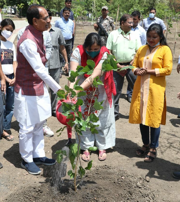 भोपाल के स्मार्ट पार्क में ट्राइबल एडवाइजरी सेल के अध्यक्ष श्री दीपक खांडेकर के साथ करंज व केसिया का पौधा रोपा।

साथ ही सीपीएसडी फाउंडेशन से संबद्ध डांस जोन अकादमी की सुश्री मेघा श्रीवास्तव, सुश्री रीना जी और सुश्री दीपिका जी व श्री दिलीप मालवीय ने पौधरोपण किया। #OnePlantADay