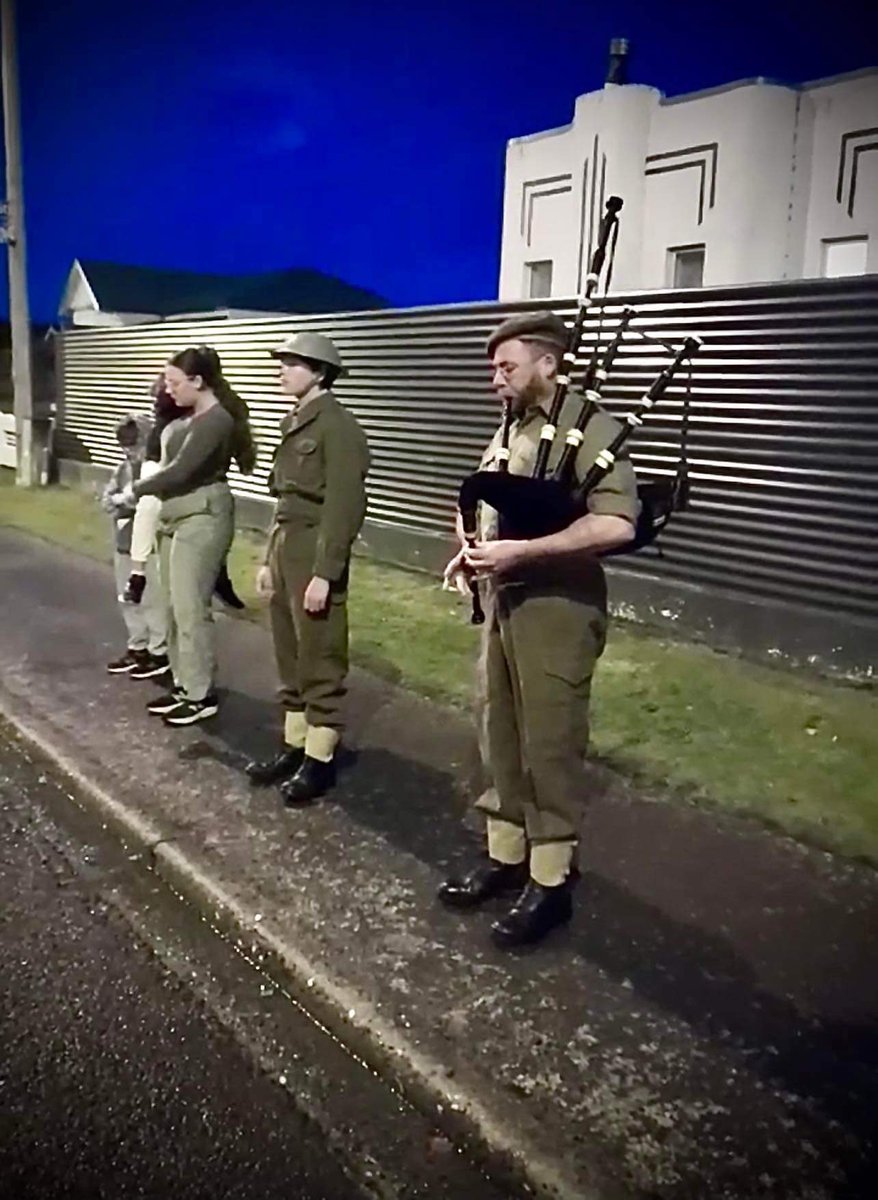Royal New Zealand Pipe Bands’ Association (@rnzpba) on Twitter photo #AnzacDay #AnzacDay