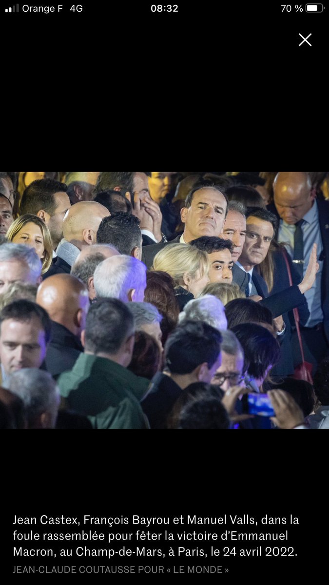 mikl53's tweet photo. Regardez-donc le regard énamouré de Manuel Valls 😂 #presidentielles2022 #Valls #Paslui https://t.co/vCx3NQ1oF7
