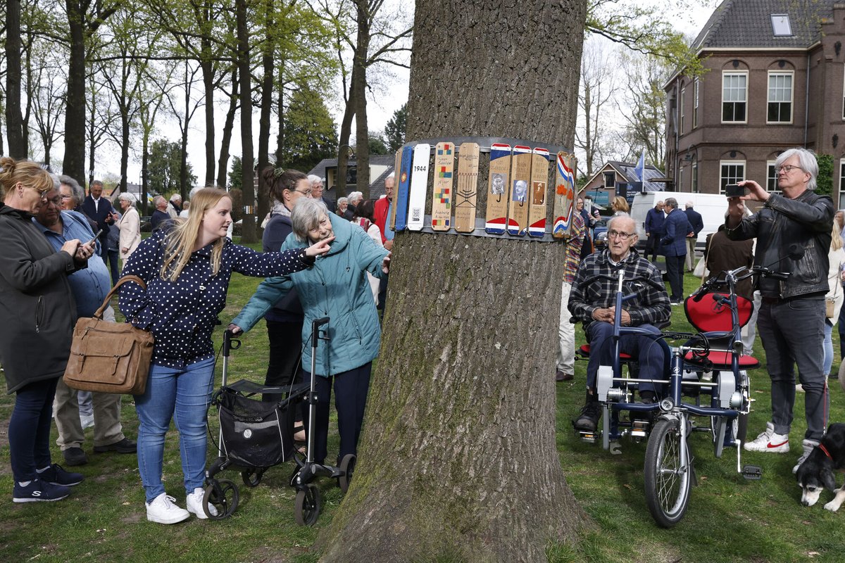 Afgelopen vrijdag opende burgemeester Nanning Mol op de Brink het Tijdelijk Holocaust Monument en de Herinneringsbomen als eerbetoon aan en afscheid van de slachtoffers van de holocaust en WOII.  #dodenherdenking