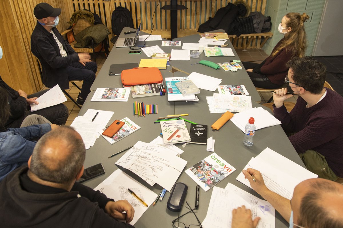 Creart_VLL's tweet photo. Este fin de semana #GaleríasVA acogió la última propuesta de taller de #CreaVA22 que ya toca a su fin: "Diseñar el mundo, crear mi parcela", por el diseñador @micropretextos 
#pucelatalent https://t.co/69uvlf4OHQ