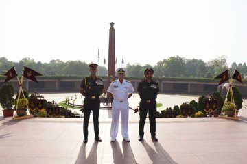 janhit_times's tweet photo. US इंडो-पैसिफिक कमांड के प्रमुख एडमिरल जॉन सी एक्विलिनो भारत के दौरे पर हैं। आज उन्होंने राष्ट्रीय युद्ध स्मारक पहुंचकर श्रद्धांजलि दी: रक्षा अधिकारी
#DefenceOfficers #UnitedStatesIndo #PacificCommand #AdmiralJohnCAquilino https://t.co/q2l0o6iUNK
