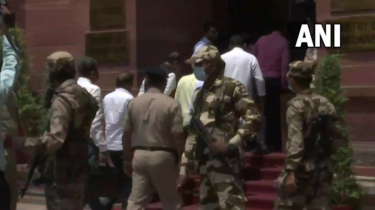 ANI's tweet photo. Delhi | BJP leader Kirit Somaiya arrives at the Ministry of Home Affairs (MHA) to meet MoS Home Nityanand Rai.

He had tweeted, "Today 12.30 BJP delegation meeting Nityanand Rai Home Minister (State) in connection with Maharashtra Govt issue." https://t.co/UUZDndnkIu