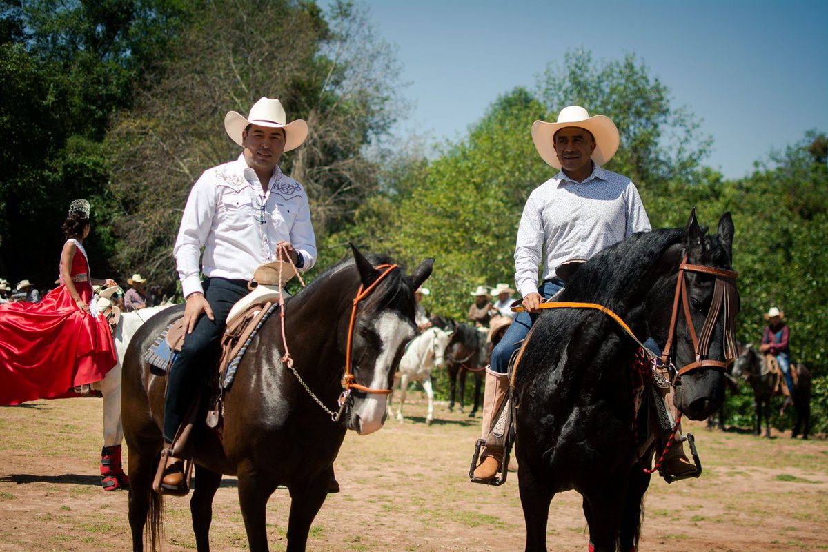 NestorCamarillo's tweet photo. Con gran ánimo participamos en una cabalgata para reforzar lazos de amistad con mi amigo presidente municipal de #Zacapoaxtla @LaraEvelio. Un alcalde echado para adelante, cercano, comprometido con la gente y que es un orgullo para el @PRIdePUEBLA. 🐎🐴 https://t.co/s9ZXSHsdit