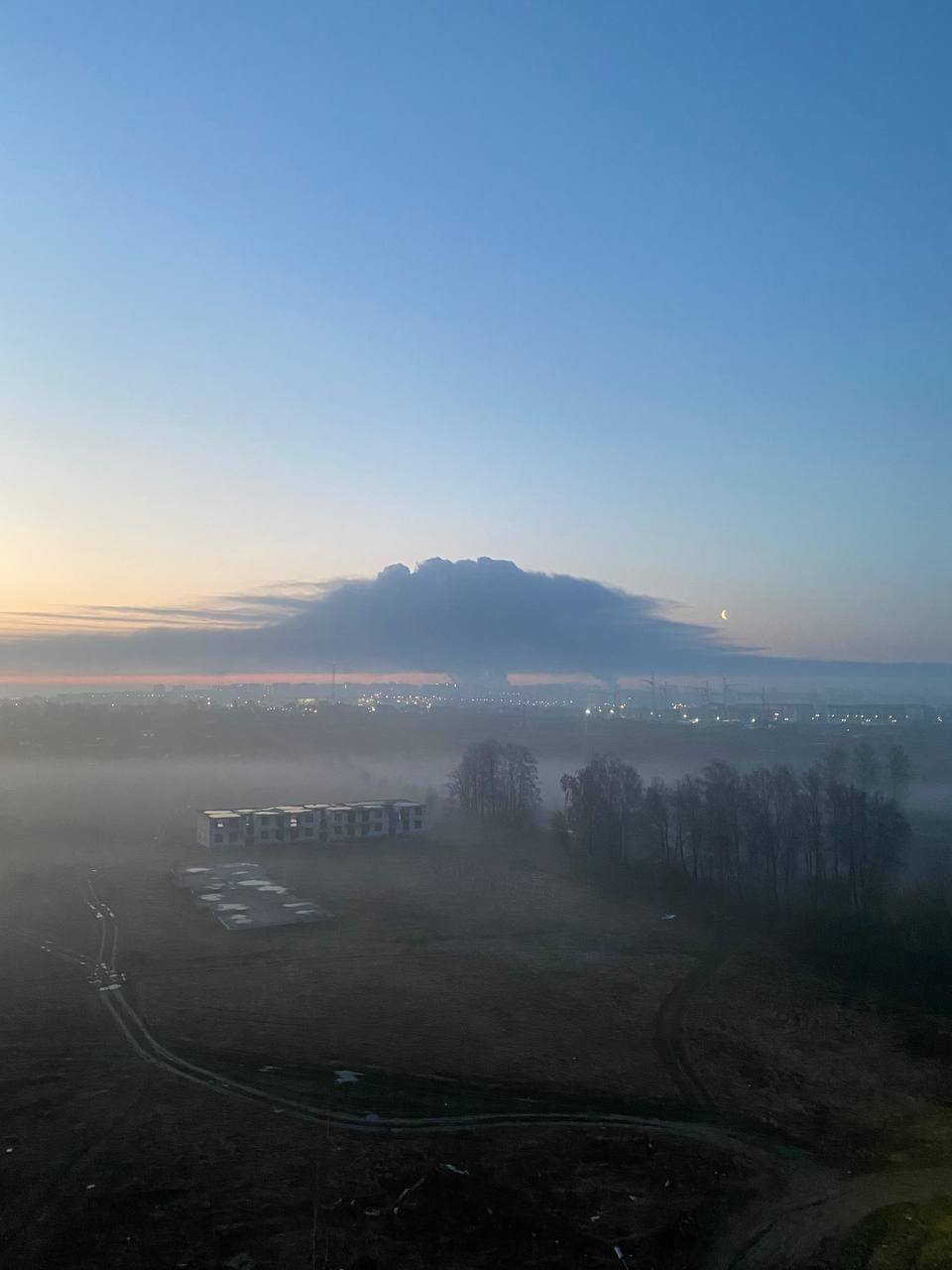Justin Peden on Twitter: "Dawn in #Bryansk. Large, thick smoke plume  visible from 10+ kilometers away. https://t.co/nd5NCzkS6Y" / Twitter