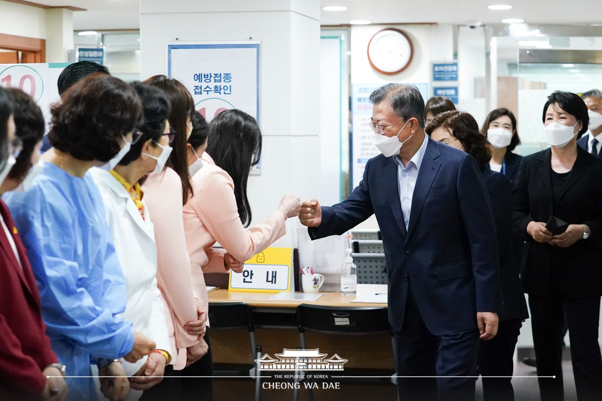 문재인 대통령 부부는 오늘 오전 종로구 보건소를 방문하여 화이자 백신으로 코로나19 4차 예방접종을 받았습니다.
이날 문 대통령 부부의 접종은 질병관리청이 지난 4월 13일 발표한 60세 이상 고령층에 대한 4차 접종계획에 따라 이루어졌습니다.