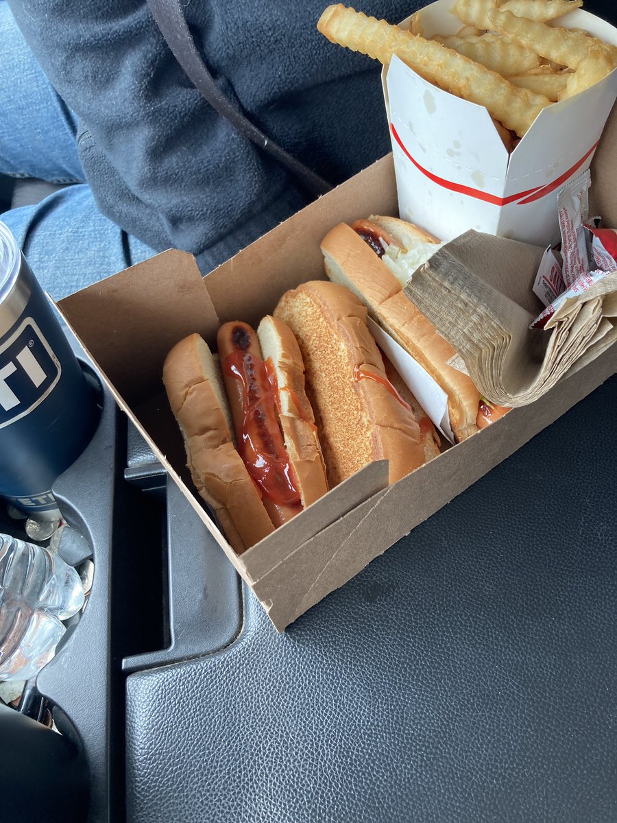 SueMo428dog's tweet photo. Some times “ice cream for breakfast” good cause, and you just eat bad the rest of the day.😳🙂😉☀️#sundayfunday #grateful #castleisland #sullivans #goodcompany #Braintree #foleysicecream #sweetcaroline #bestserver🥇 https://t.co/cHFgQ2FVyE