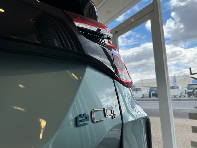 CitroenHikone's tweet photo. ここにも居ました🐸🐸
#NEWC4 #ec4 #Citroën #シトロエン彦根 #EV #電気自動車 #エンブレム https://t.co/S56D0V1PRz