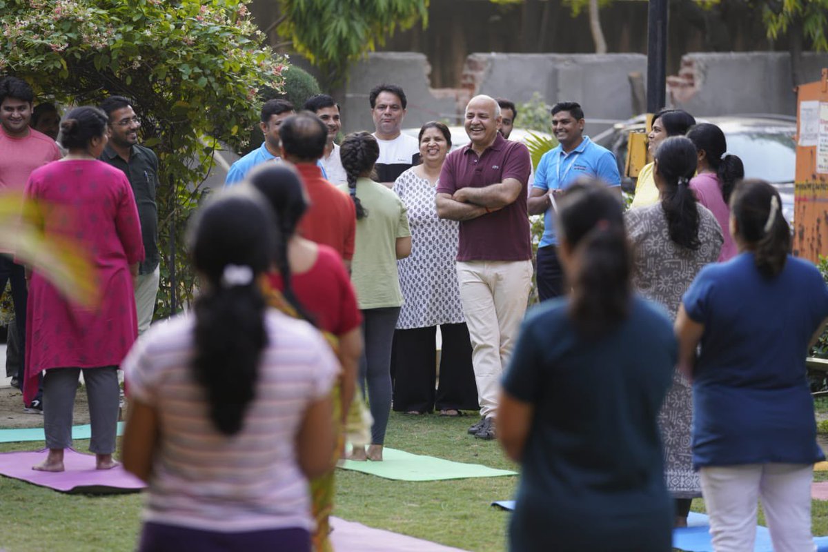 msisodia's tweet photo. आज सुबह पटपड़गंज विधानसभा में “दिल्ली की योगशाला” के तहत योग-ध्यान कर रहे लोगों के साथ कुछ ख़ुशनुमा लम्हे बिताए. 

रोज़ाना सुबह 400 केंद्रों पर 10,000 से अधिक लोग @ArvindKejriwal जी द्वारा शुरू की गई इस अनोखी योजना का लाभ उठा रहे हैं. https://t.co/qtf6Eo0g2Z