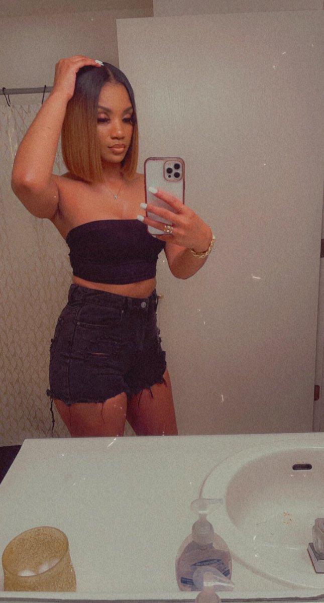 RiRiFineAss's tweet photo. Somebody Fine Ass Momma…😌 https://t.co/DboQKVWI7K