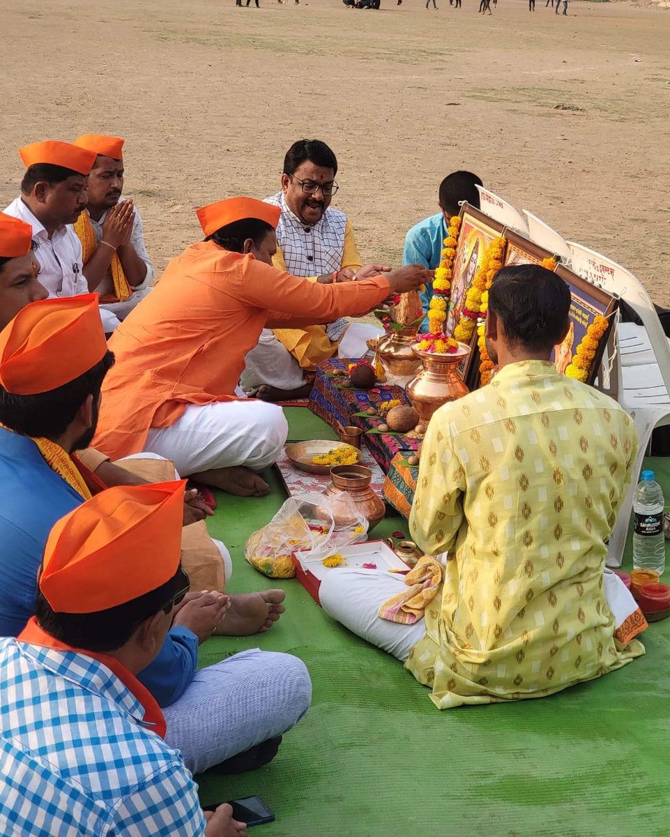 महाराष्ट्र नवनिर्माण सेनेचे नेते श्री. दिलीप बापू धोत्रे ह्यांच्या शुभहस्ते आज राजसाहेबांच्या ऐतिहासिक सभेच्या व्यासपीठाचे पुजन करण्यात आले.

ह्यावेळी संभाजीनगर जिल्ह्यातील अनेक प्रमुख पदाधिकारी उपस्थित होते.