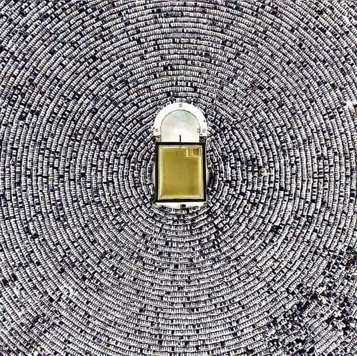 وخشعت الأصوات للرحمن فلا تسمع إِلاهمسا

الكعبة تظهر وكأنها قفل أمان العالم 🕋