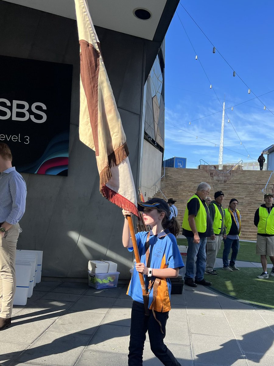tweetsJanelle's tweet photo. Girl Guides carrying flags and banners in support of the ANZAC Day parade in Melbourne. 

Girl Guides continue to give service at community ANZAC Day events across the state. 

Lest we forget. 

#GirlGuides
#ANZACDay #GirlGuidesInTheCommunity
#EverythingSheWantsToBe https://t.co/KCRVyHU7sx
