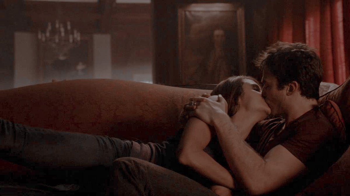 Damon and Elena's cute moments during season 5, image size:1200x673