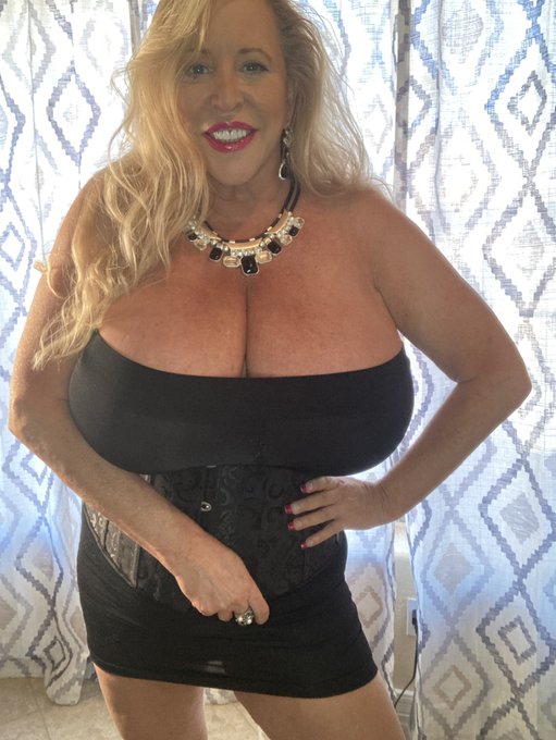 I think I&rsquo;ll go to bed a little bit early tonight. My hip &amp; back r Still killing me sometimes. Hopefully<a href="/tag/throwbackthursday"class="tags"><span>#throwbackthursday</span></a><a href="/tag/lasvegas"class="tags"><span>#lasvegas</span></a><a href="/tag/europedichan"class="tags"><span>#europedichan</span></a>