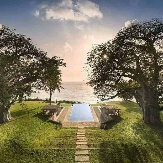 starlucktrv's tweet photo. If not for vacation then a milestone celebration👌 The spectacular exclusive-use Sirai Beach House is situated on top of a cliff in Kilifi overlooking the Indian Ocean. https://t.co/1Dh9zLKFVq