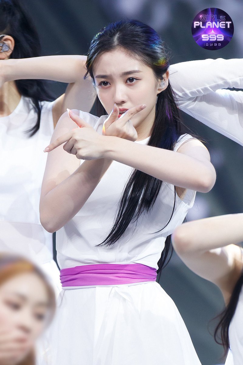 xiaojinult's tweet photo. one thing about yeseo, her stage expression will always be on point https://t.co/31iUXk8Wgs
