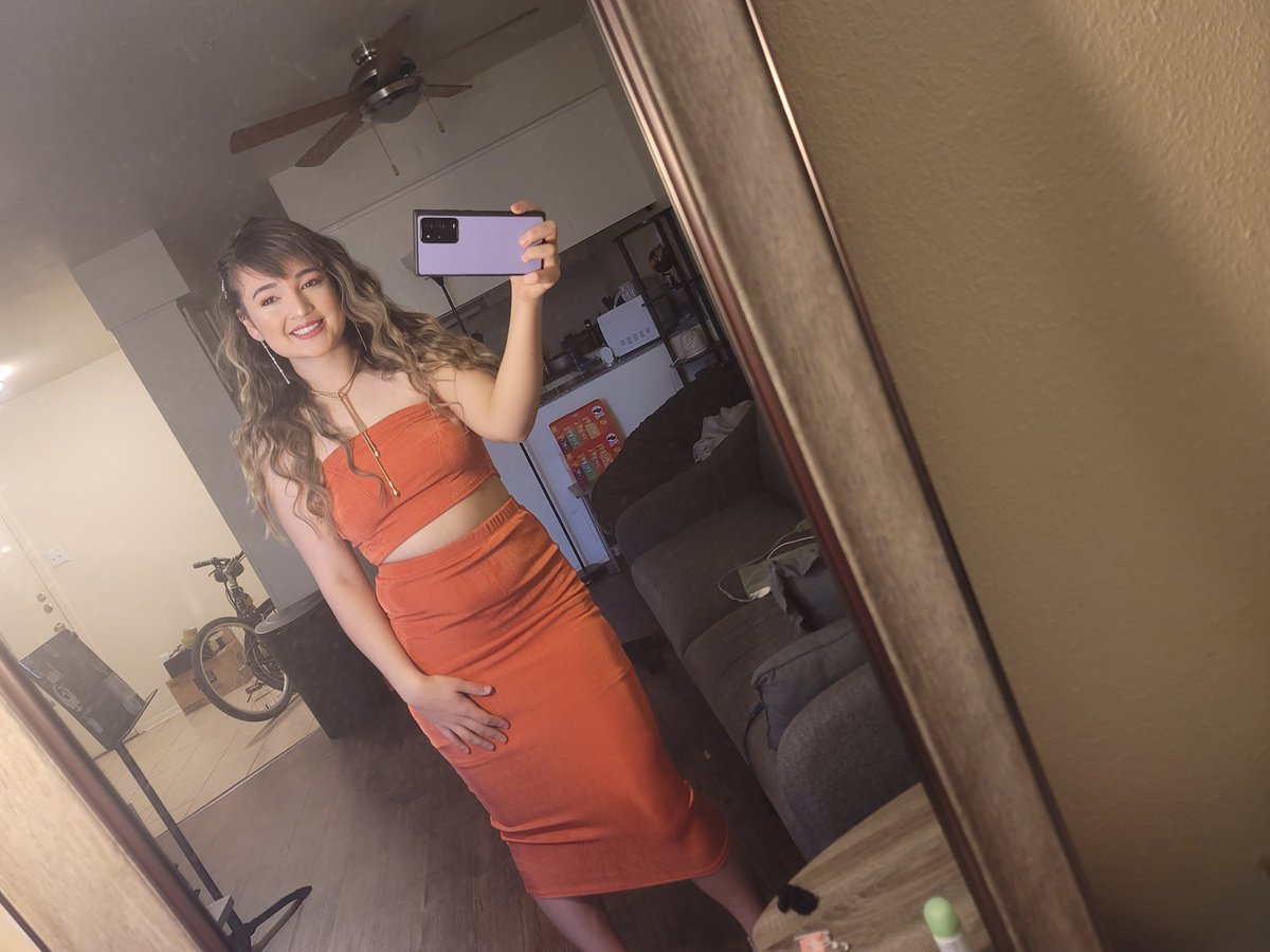 AsiaDawnn's tweet photo. 3 mirrors and one selfie :-) https://t.co/EozJIackFa