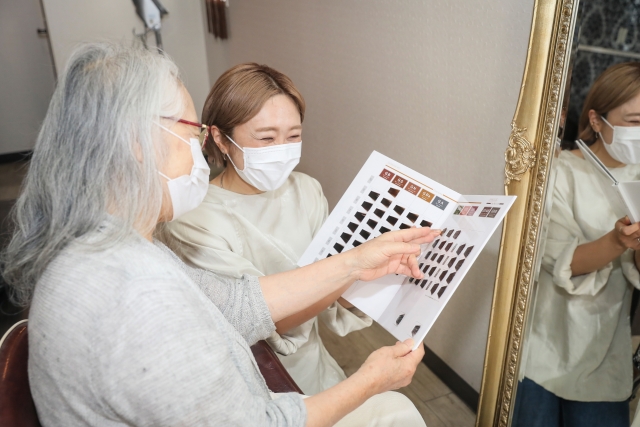 dignity_charm's tweet photo. 「その髪色素敵ね」「その髪型も似合うわ♪」
#訪問美容 がある日には、カットをされたご入居者様同士がいつも以上に明るい表情で会話を楽しまれる姿が見られるというお話を、よく施設スタッフ様からお聞きします。
これからも #美容 で楽しい時間をお届けできるよう、スタッフ一同努めていきます💇 https://t.co/Luv4jFwrrs