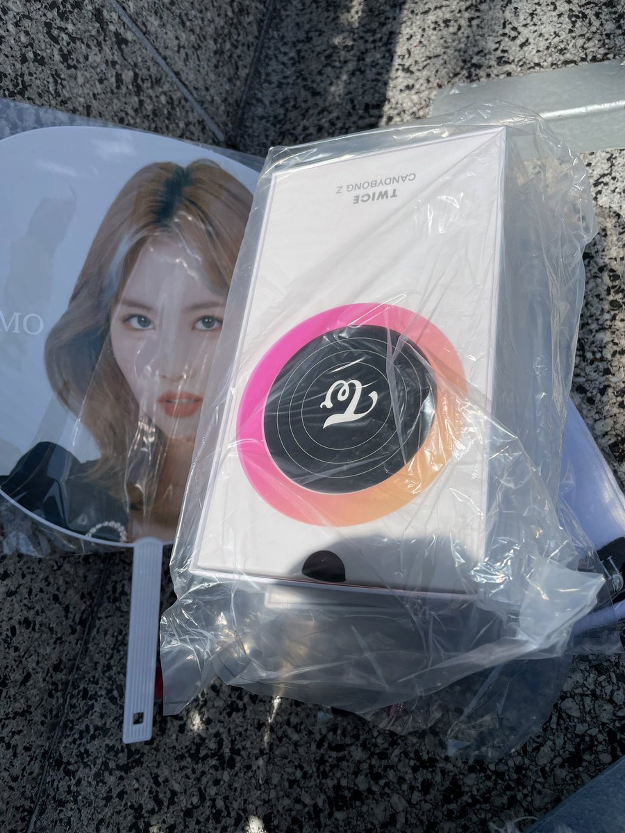 momo_stagram's tweet photo. ドームついてグッズ受け取ったはいいもののトートバッグ売り切れてて袋がねぇ😭 https://t.co/ybpvKgDDxs