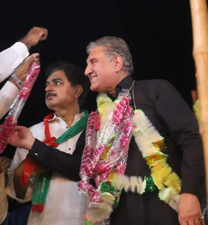 IRKsaysz's tweet photo. وائس چیئرمین پاکستان تحریک انصاف شاہ محمود قریشی کا ملتان آمد پر کارکنان کی جانب سے فقید المثال استقبال۔
#MarchAgainstImportedGovt https://t.co/ZH5Pylf7zs