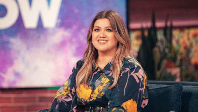 Fans wish Kelly Clarkson a happy birthday 