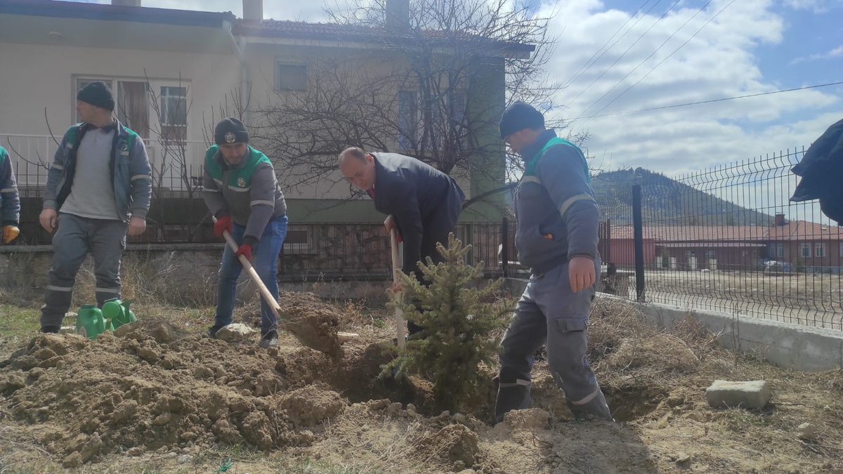 Dünyada her şeyin bir ölçüsü, tartısı vardır. Sevginin tartısı da fedakârlıktır. Fedakârlık yapmayanların sevgisine inanılmaz . 

Abdülaziz Bekkine