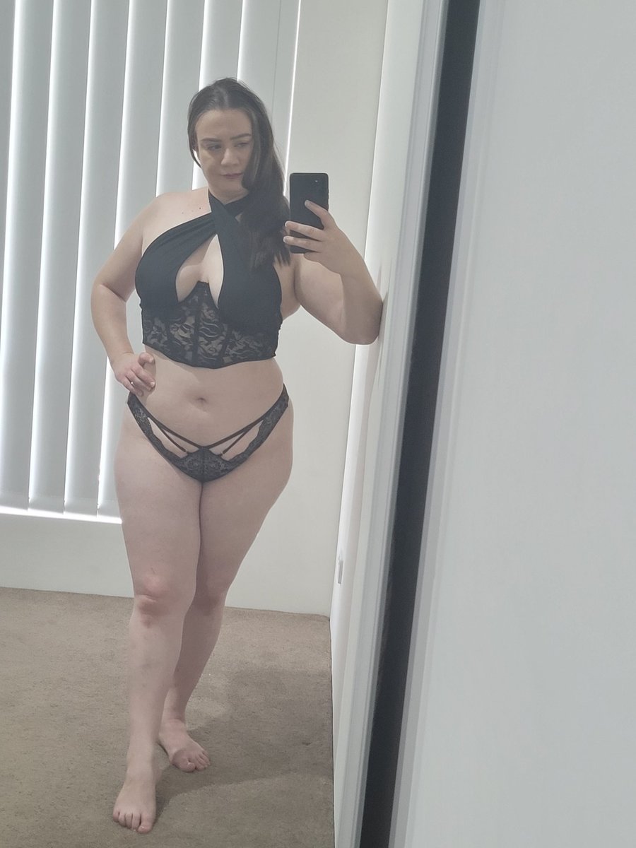 SinfulBlizz's tweet photo. Ready to film some salad making for my future Only Fans https://t.co/uj9Q6c5wkF