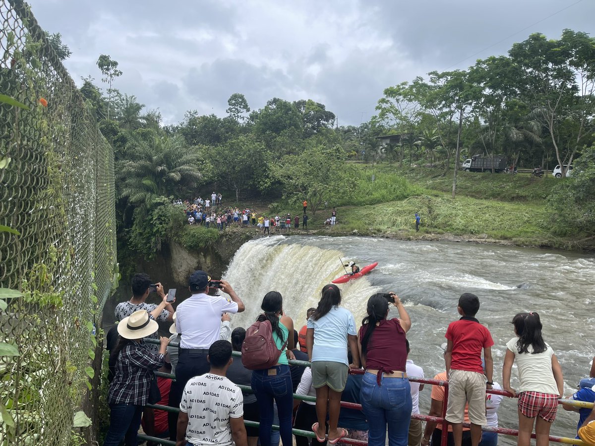 RodrigoMenaR's tweet photo. KAYAK  EN EL CARMEN!!!! 

Hoy se vivió por primera vez el campeonato de KAYAK en la Puerta De Oro de Manabí, El Carmen vivió momentos espectaculares en la Cascada del Armadillo, gracias a Miller Valdiviezo  y Cody Coronado. 

#AlcaldiaDelCambioPositivo 
#ApoyoAlDeporte https://t.co/U6UYRLgvKx