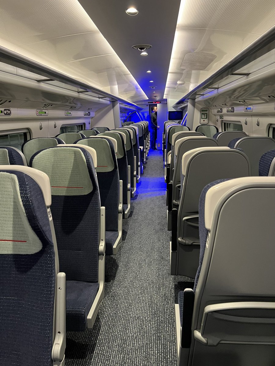 Martin_H_1986's tweet image. First day out for @AvantiWestCoast’s first refurbished Pendolino, kicking off with the 0505 Piccadilly to Euston. New seats are fairly solid and slimline so legroom has improved, and all seats now have power points.