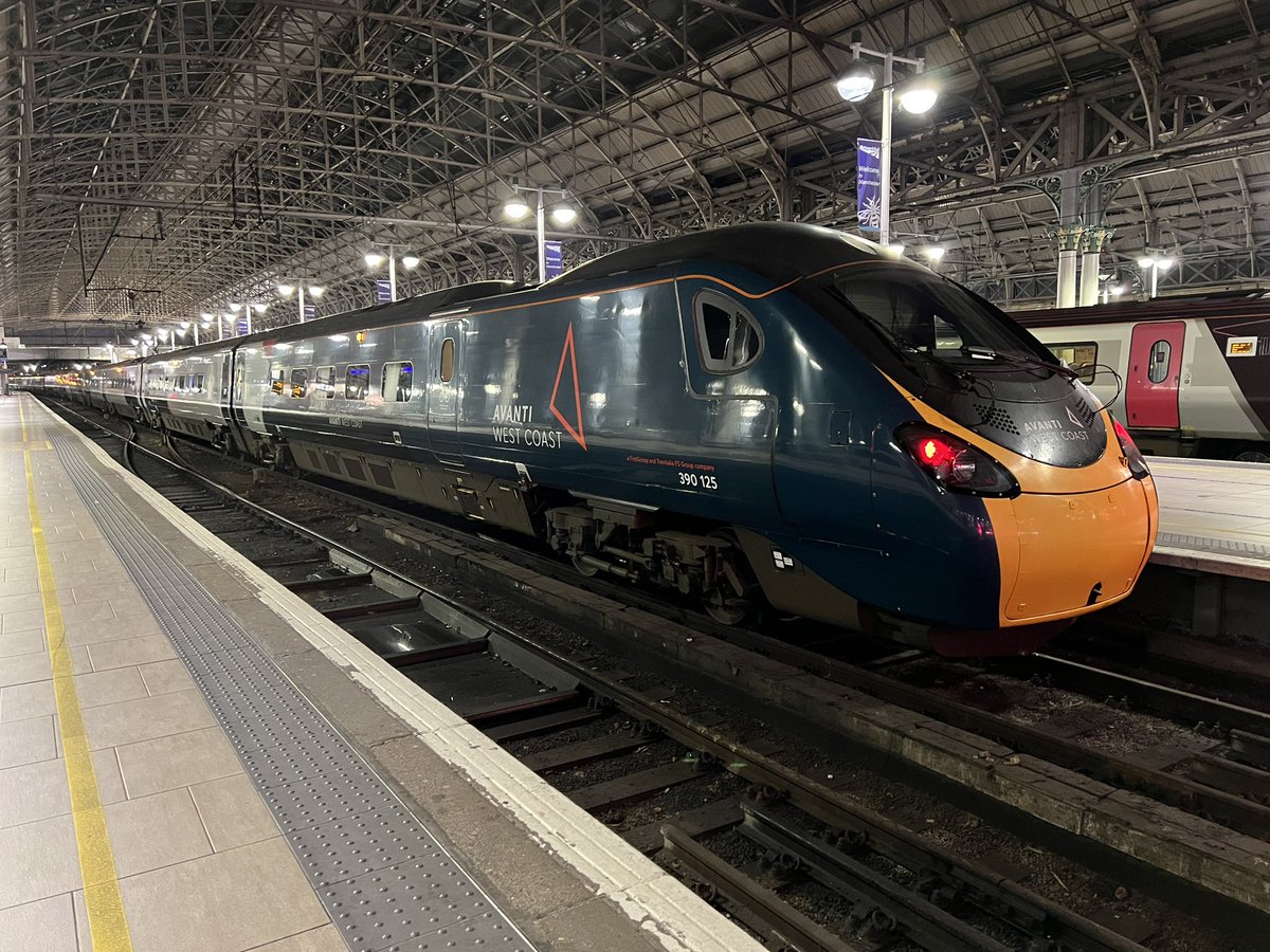 Martin_H_1986's tweet image. First day out for @AvantiWestCoast’s first refurbished Pendolino, kicking off with the 0505 Piccadilly to Euston. New seats are fairly solid and slimline so legroom has improved, and all seats now have power points.
