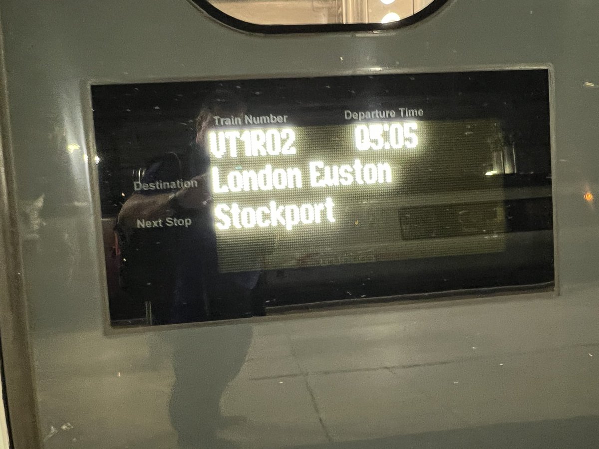 Martin_H_1986's tweet image. First day out for @AvantiWestCoast’s first refurbished Pendolino, kicking off with the 0505 Piccadilly to Euston. New seats are fairly solid and slimline so legroom has improved, and all seats now have power points.