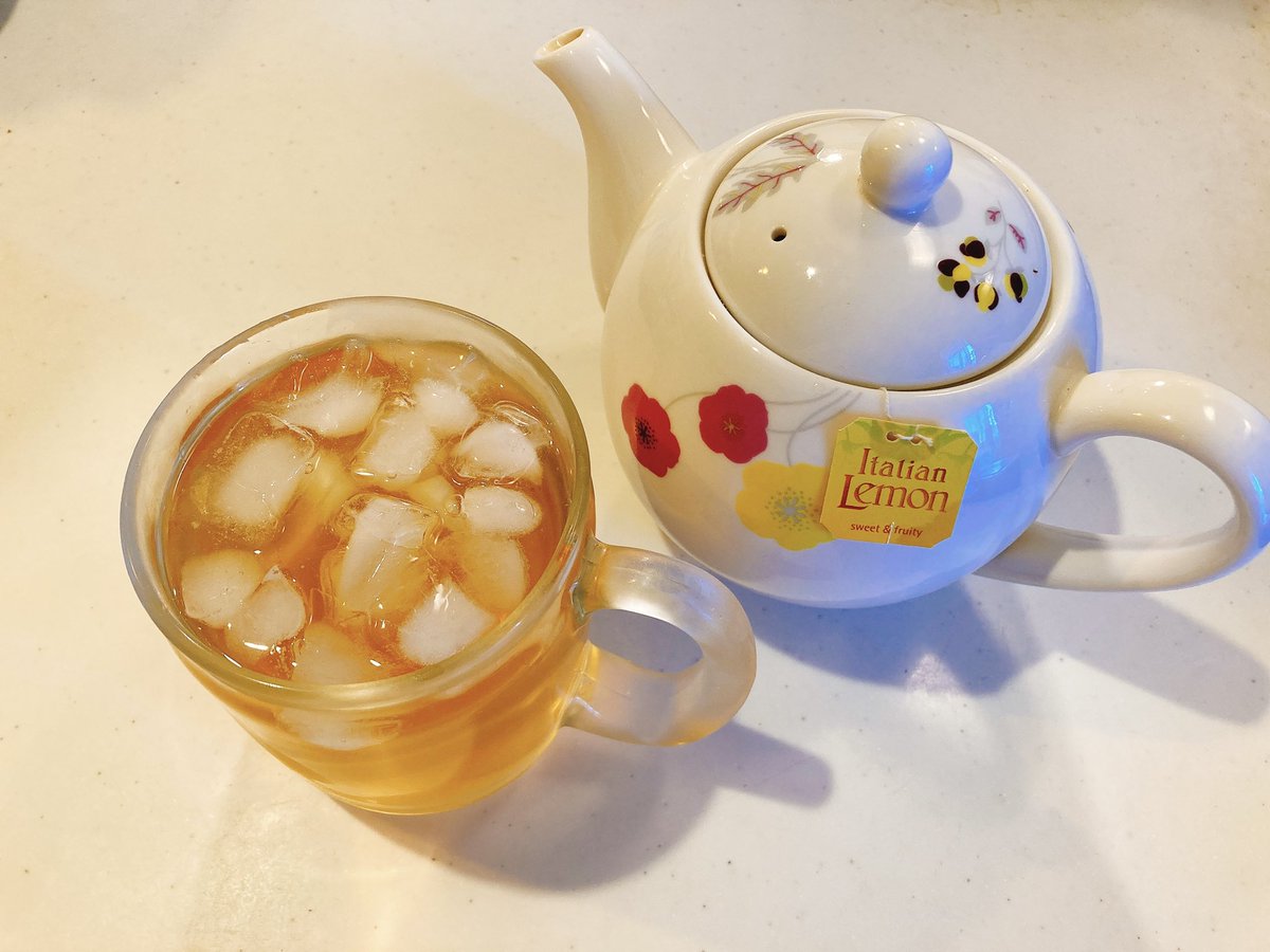 ODEKAKEGAMO88's tweet photo. 外が暑くて喉が渇きました☀️

冷たいものが飲みたくなり、ポンパドールのイタリアレモン🍋をアイスにしました。　

こちらは私の中で味>香りなのですが、アイスにすると飲みやすいことを発見しました😅

美味しい🥰

#茶好連 #木漏れ日のお茶会 #POMPADOUR #TEEKANNE #ItalianLemon https://t.co/WJOLZ7SLwm