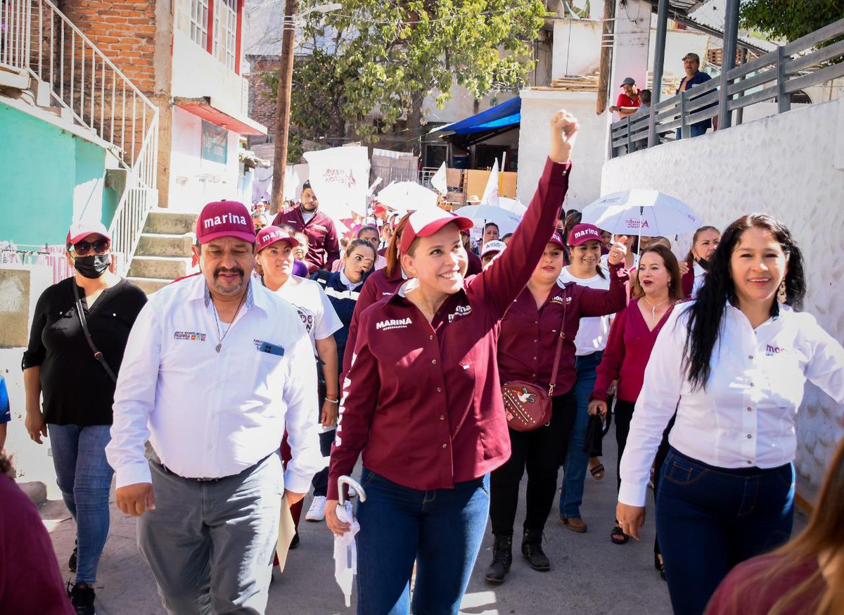 loscabareteros's tweet photo. @MarinaVitela_ candidata de #JuntosHacemosHistoria por @gobdgo aseguró a los habitantes de #LosLlanos y #LasQuebradas que impulsará de forma paralela una PolíticaSocial y una Económica, para reducir los altos índices de pobreza al acompañar a @gerardo_vs y @armandobarron https://t.co/GdtmG2TJ7Q