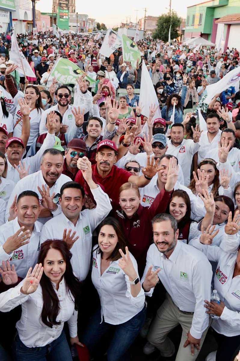 loscabareteros's tweet photo. @MarinaVitela_ candidata de #JuntosHacemosHistoria por @gobdgo aseguró a los habitantes de #LosLlanos y #LasQuebradas que impulsará de forma paralela una PolíticaSocial y una Económica, para reducir los altos índices de pobreza al acompañar a @gerardo_vs y @armandobarron https://t.co/GdtmG2TJ7Q