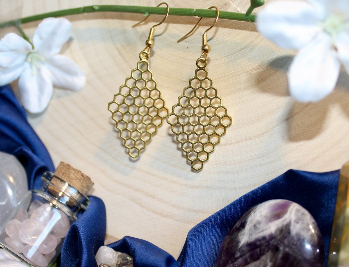 Can you BEE-lieve it?! 

           ✨NEW ✨ 

Bee themed earrings &amp;     keychains 🐝🥰🐝

update: 5/4 @ 2pm CST 

set your alarms !!! 🥳🤪