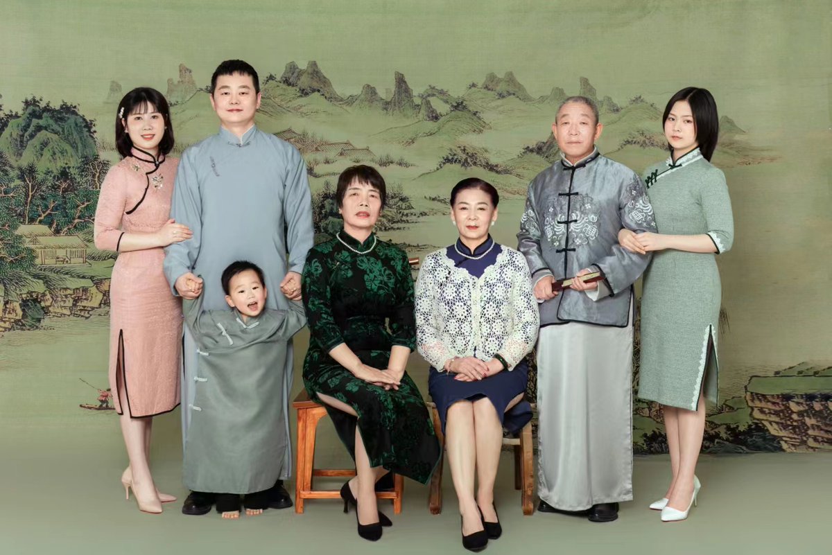 Guess which one is me? Haha...😊
Like Chinese styles, like my big family!
#Chinesestyles #Chineseculture