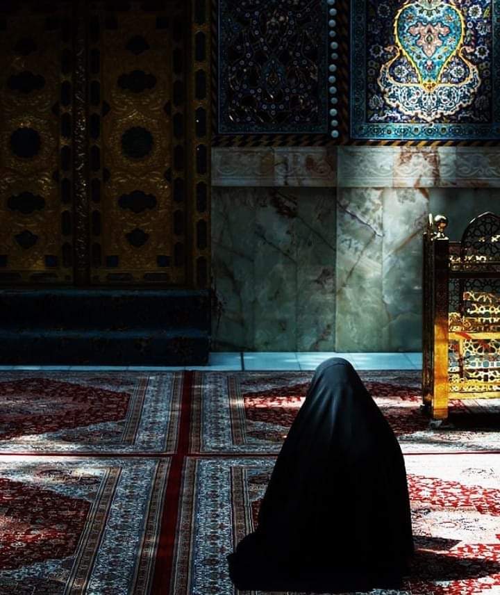 سر پہ قرآن رکھ کر 
میں ایک لمحے کے لیے آنکھیں بند کرتی ہوں
ذہن میں حاجات کی ترتیب دیتے ہوئے
سوچتی ہوں کہ سب سے پہلے کیا مانگوں؟ 
بے شمار دنیاوی چیزوں کی خواہش کے باوجود
میری زبان سے صرف یہ ہی ادا ہو پاتا ہے "کربلا"
