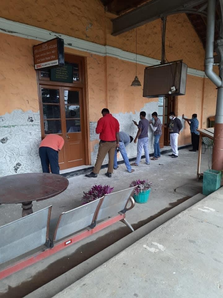 Welikumbura's tweet image. Bandarawela railway station's station master & the workers removed the poorly applied plaster & the paint of the station & gave it a new look.
#lka #SriLanka #architecture #Construction #railway