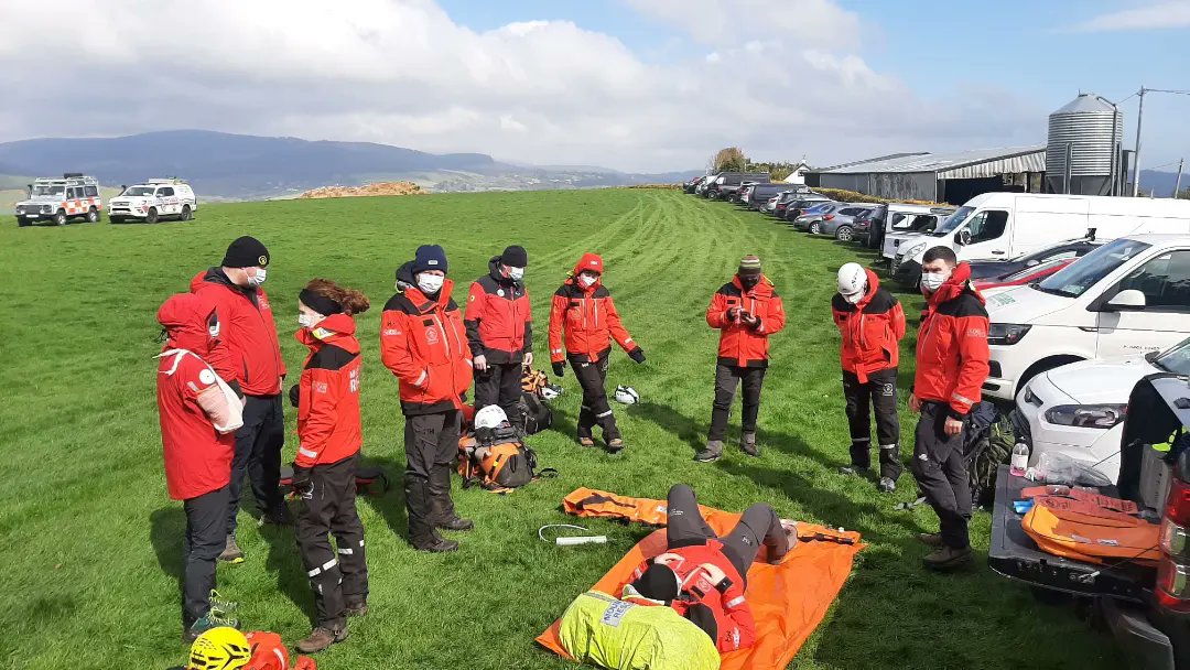 GlenofImaalMRT's tweet photo. Joint training with the Dublin &amp; Wicklow Mountain Rescue Team, refreshing skills such as splinting, heli hi-lines, searching, stretcher assembly and setting up Rescue Base. https://t.co/zWyobNPyE2